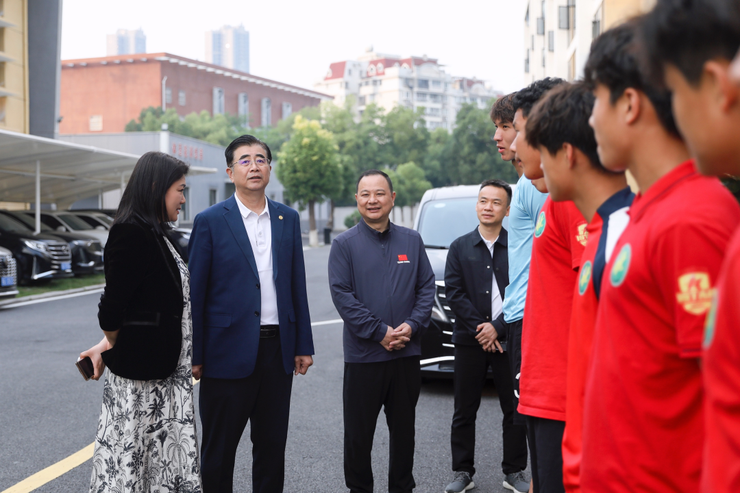 华体会官方-宋凯深入了解湖北足球发展现状，与U18全运队深入交流