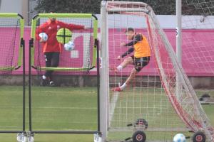 华体会官方-图片报：拜仁用新设备进行角球训练，基米希亲测效果不错