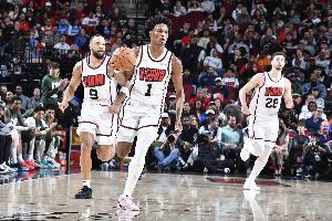 华体会体育-狄龙：对很多人来说 选阿门进最佳防守阵容的决定很容易做出