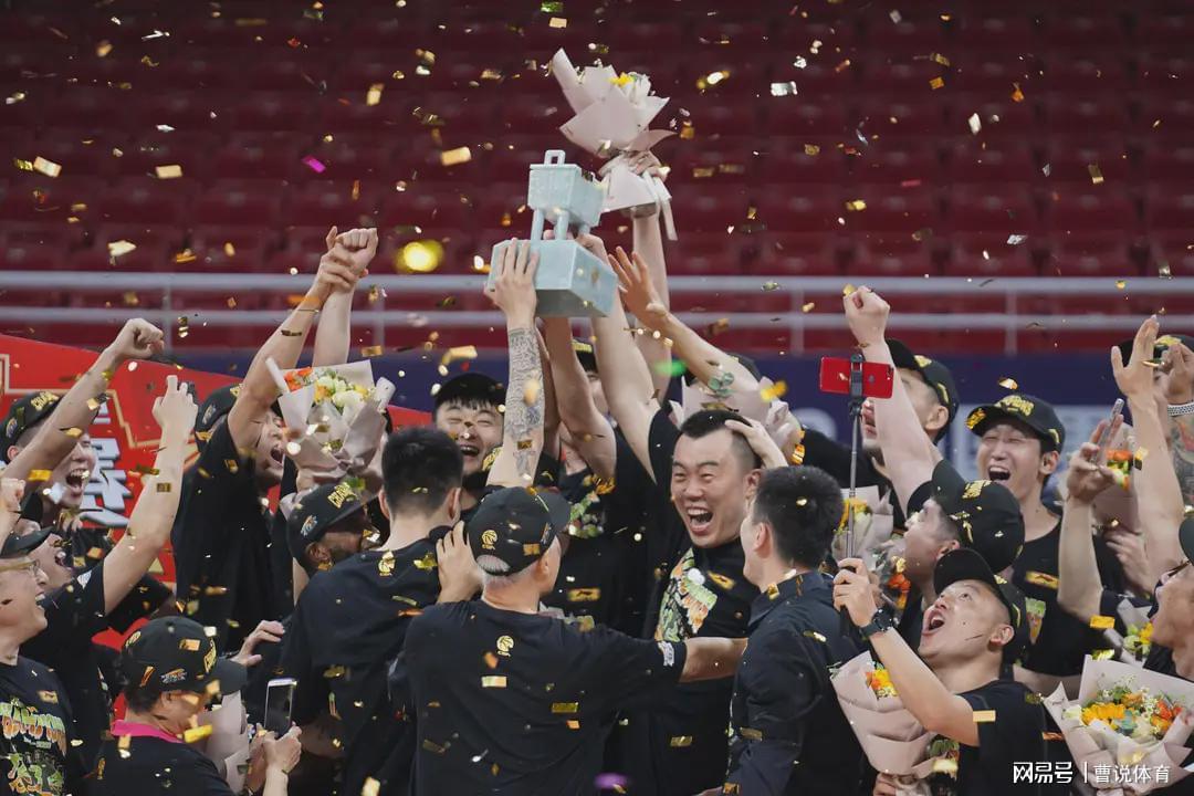 华体会官方-走马上任！杨铭离开球队找到新岗位，薪资曝光，比做教练更划算！