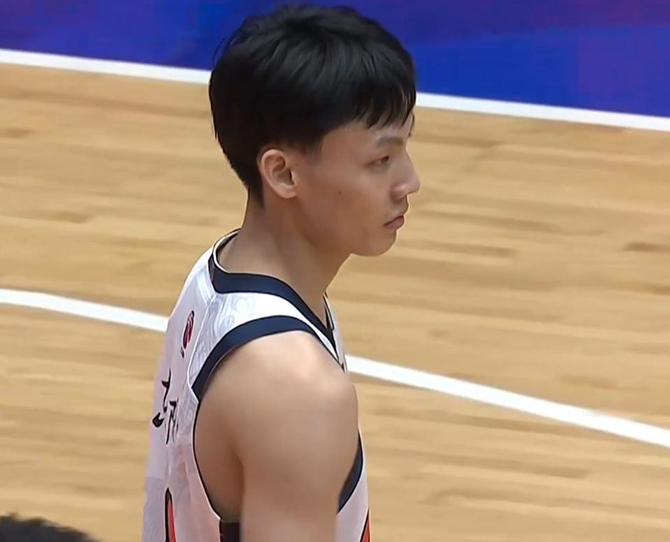 气势如虹！广东完美压制新疆，胡明轩三分建功，麦考尔首秀满分